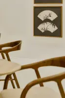 대나무 수묵화와 원목 가구의 섬세한 조화